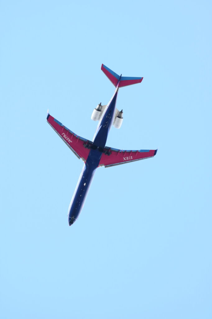 EF70-300mm F4-5.6 IS II USMで撮影した飛行機を下から(IBEX CRJ700)